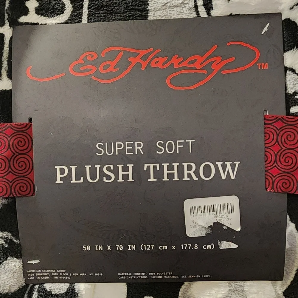 Ed Hardy Black White Skull And Crossbones Super Soft Plush Blanket Throw, NWT